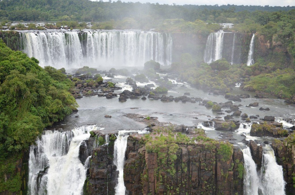 イグアスの滝で大自然に圧巻 南米最大の世界三大瀑布の見どころは滝だけじゃない ブラジル最大の自然を堪能しよう オンラインブラジル旅行企画会社brasil Tips